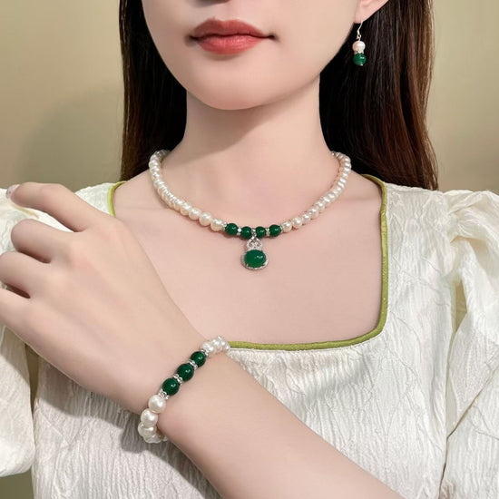 Natural freshwater pearl necklace