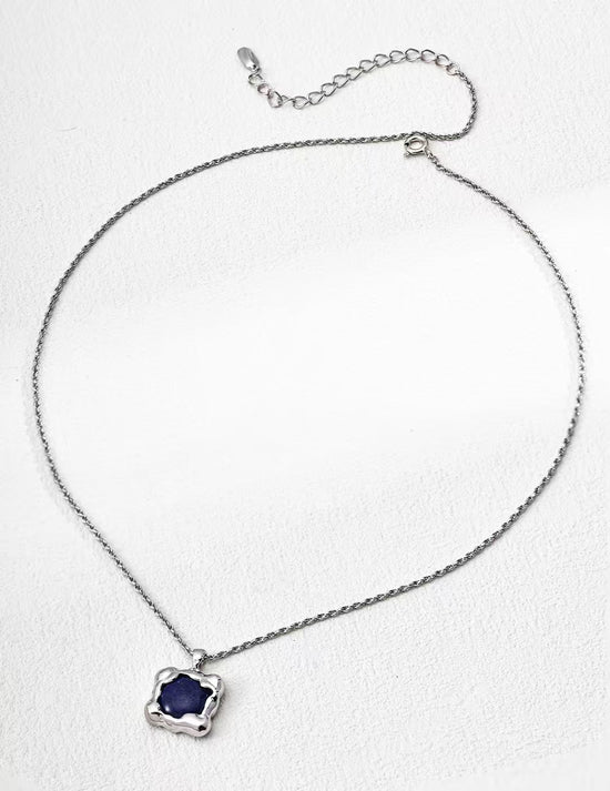 S925 silver simple and fashionable lapis lazuli pendant necklace is hand-crafted with a unique frame and inlaid with lapis lazuli