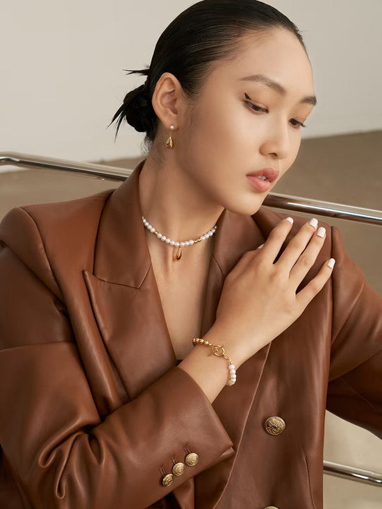 Pearl bracelet metal and pearl splicing design, visually more fashionable
