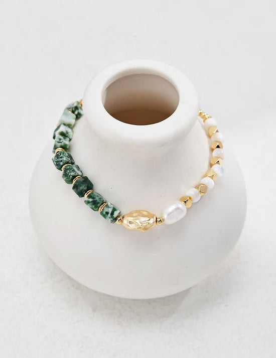 The Qinghai jade square gem bracelet exudes a tranquil and elegant aura.