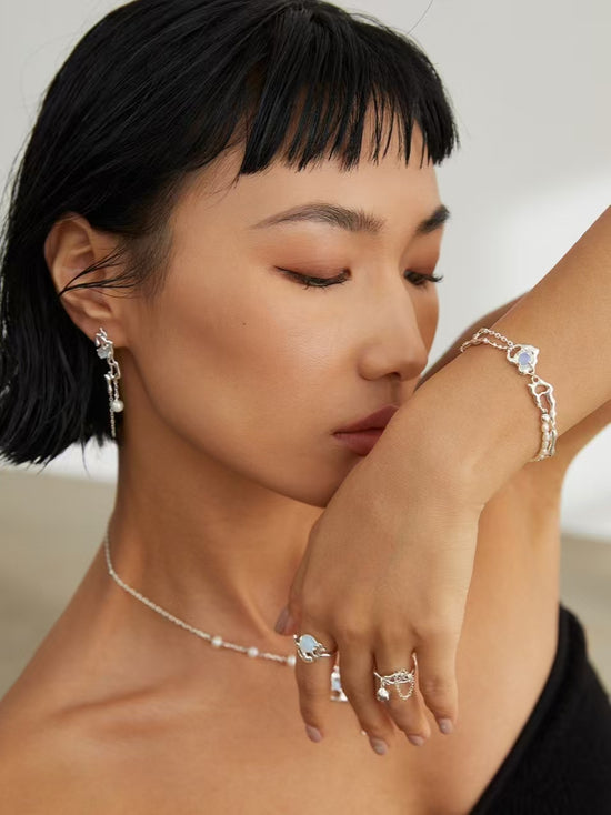 Fashionable and simple sterling silver opal pearl bracelet, the collision of fluid design style and love elements